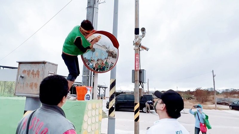 澎湖縣馬公市公所與澎湖國際青年商會「擦亮世界角落」活動，9日範圍涵蓋東文、西衛、重光、朝陽、陽明及中興等6個社區，以實際行動清潔，讓鏡面更清晰。（馬公市公所提供）  中央社　114年11月9日