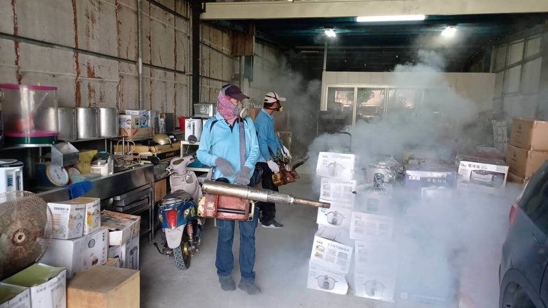 屏東縣出現今年首例本土登革熱病例，個案居住及活動範圍均在萬丹鄉萬安村，衛生局9日派員進行強制孳清及戶內外消毒等緊急防治工作。（屏東縣衛生局提供）中央社記者黃郁菁傳真　114年11月9日