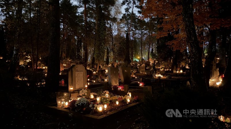 在立陶宛，人們會在萬聖節期間帶著各式蠟燭，前往墓園掃墓與追思逝去的親人。各地墓園被成千上萬盞蠟燭點亮，搖身變成燈火輝煌的蠟燭海，成為立陶宛的一大特色。中央社記者游堯茹維爾紐斯攝　114年11月9日