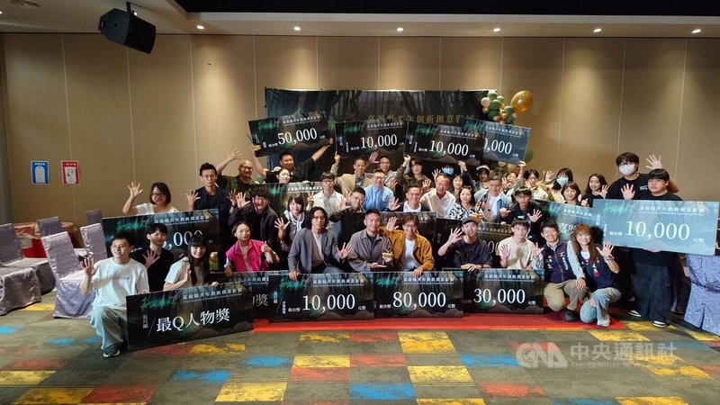 以「嘉映職人」為主題，第5屆嘉義縣青年創新創意影展競賽9日頒獎，近百部長、短影片參與競賽，會後創作者與評審團合影，場面熱絡。中央社記者蔡智明攝　114年11月9日