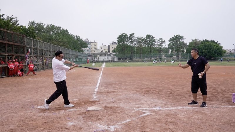 前中華職棒球星張泰山（前右）與黃忠義（前左）參與偏鄉紀實節目「野！孩子起步走！」第3季的錄製，並親自下場示範投打棒球。（海爾斯提供）中央社記者洪素津傳真　114年11月9日