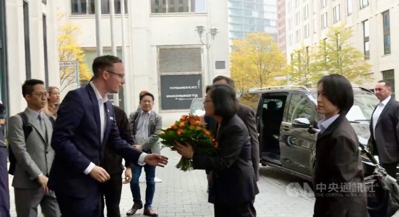 前總統蔡英文(中)9日下午抵達德國柏林,展開卸任後第3度訪歐行程。蔡英文結束長途飛行神情輕鬆,讚柏林天氣不錯,也關心記者冷不冷。中央社記者林尚縈柏林攝 114年11月9日