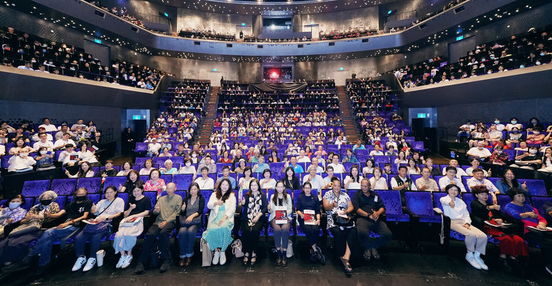 海洋委員會「藝起海洋－海洋新創戲劇展演」以舞台為洋，人為扁舟，引領觀眾重新凝視向海文化經緯，9日下午在衛武營國家藝術文化中心演出，海委會主委管碧玲（1排左9）出席。（海委會提供）中央社記者洪學廣傳真　114年11月9日