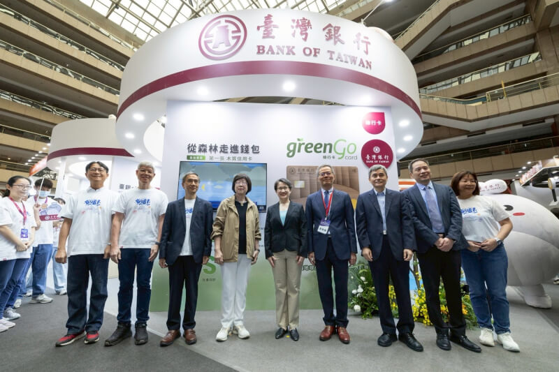 圖為副總統蕭美琴（右5）9日參觀「2025台北國際金融博覽會」，對台灣金融產業各項創新服務表達肯定之意。（總統府提供）