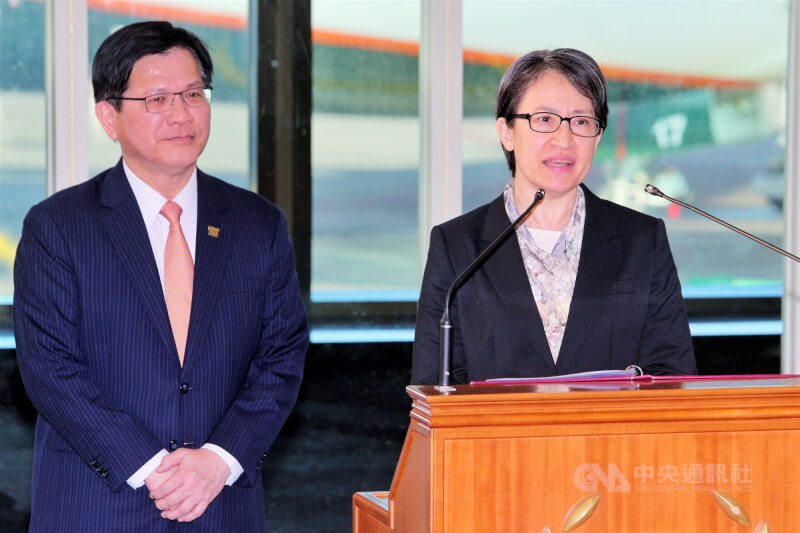 副總統蕭美琴（右）結束訪歐行程，9日清晨搭機返台，她在國賓門發表談話表示，台灣的國際處境很困難，但始終沒有退縮，她相信台灣人民跟世界的公民一樣，都該有參與國際社會的機會。左為外交部長林佳龍。中央社記者吳睿騏桃園機場攝　114年11月9日