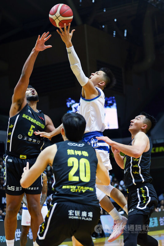 台灣職業籃球大聯盟（TPBL）高雄全家海神與新北國王9日下午在新莊體育館交手，海神陣中于煥亞（白衣）貢獻15分，可惜無緣助隊獲勝，最終以94比111落敗。中央社記者吳家昇攝　114年11月9日
