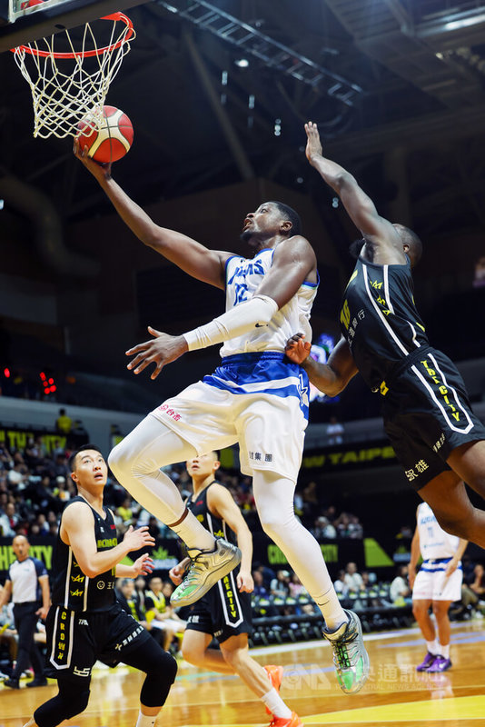 台灣職業籃球大聯盟（TPBL）高雄全家海神9日下午在新莊體育館對上新北國王，終場海神以94比111落敗，其中洋將凱帝（Cady Lalanne）（持球者）進帳17分、14籃板。中央社記者吳家昇攝　114年11月9日