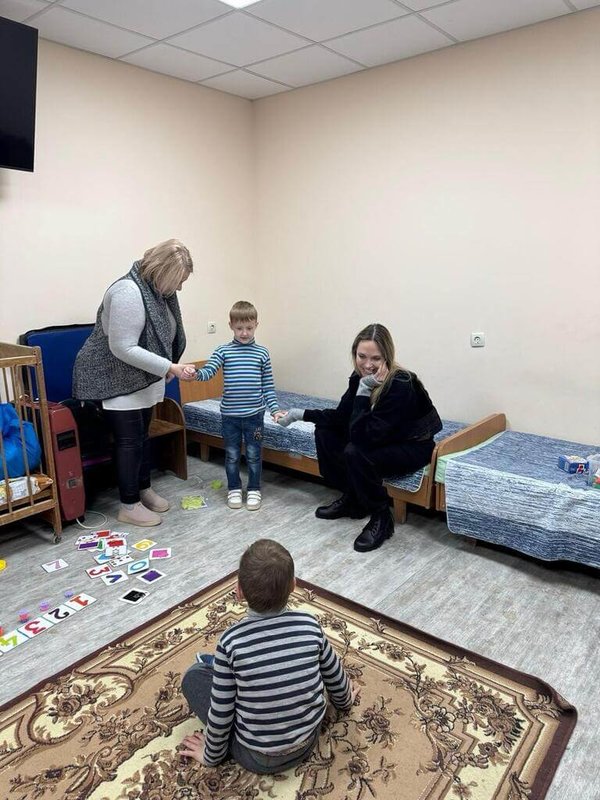 美國影星安潔莉娜裘莉（後排右）低調造訪烏克蘭南部前線城市。她9日發文說，當地家庭每天都在恐懼中生活，孩子上學、病患就醫都得轉移到加固的地堡內，許多居民擔憂被世界遺忘，承受巨大心理壓力。（戰爭遺產基金會提供）中央社記者陳彥婷基輔傳真　114年11月9日