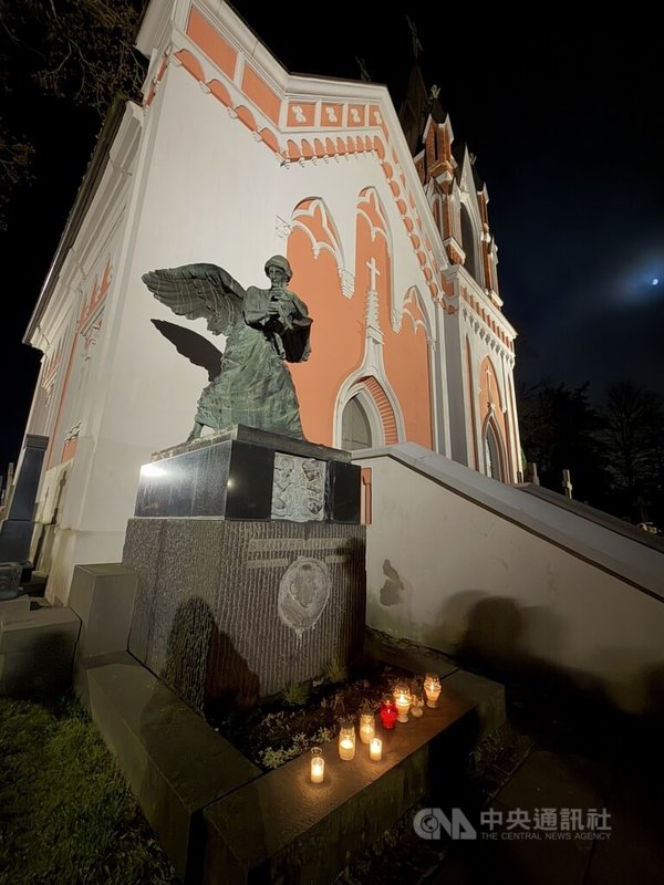 Rasų墓園是立陶宛首都維爾紐斯（Vilnius）最古老的墓園之一，這裡長眠著許多波蘭、立陶宛知名民族英雄、作家與詩人，許多墓碑本身就像是藝術雕塑品。中央社記者游堯茹維爾紐斯攝　114年11月9日