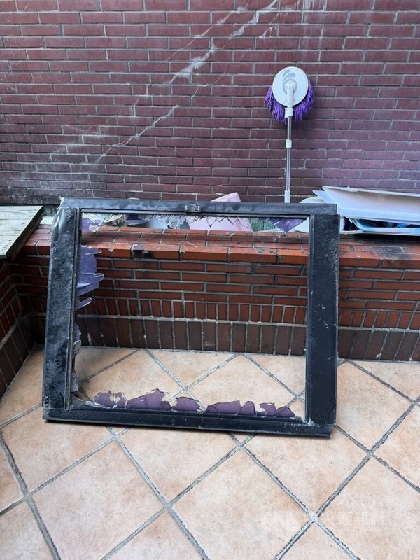 台北市大安區一處大樓窗戶9日發生掉落意外，幸未造成傷亡；員警經查了解，案發戶因屋內正在進行整修，窗戶不敵強風而遭吹落。（翻攝照片）中央社記者黃麗芸傳真　114年11月9日