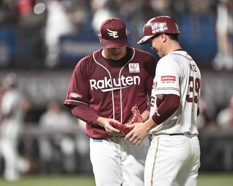 2025年亞洲職棒交流賽8日樂天桃猿與日職樂天金鷲隊交手，中華職棒樂天桃猿隊野手林立（右）站一壘指導員，樂天金鷲投手宋家豪（左）下場作勢要給他檢查手套、互動有趣。（桃園市政府提供）中央社記者謝靜雯傳真 114年11月9日
