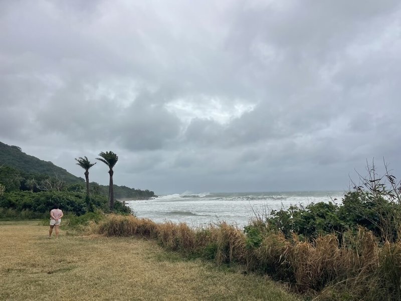 颱風鳳凰逼近，氣象署預估最快10日下半天發布海警、11日上半天陸警。圖為10日上午恆春半島東岸已湧現大浪。（民眾提供）中央社記者黃郁菁傳真　114年11月10日