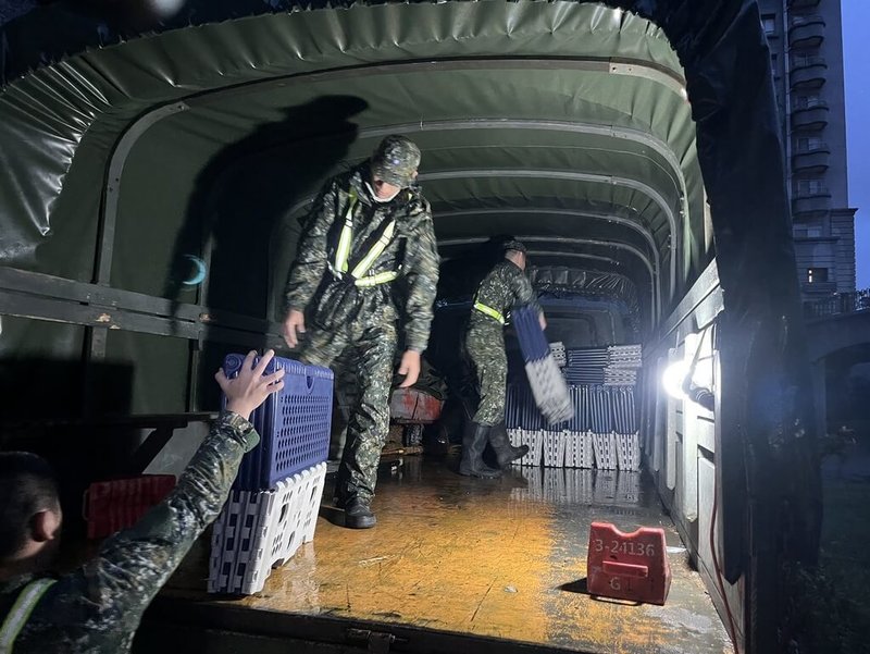 颱風鳳凰逼近，受花蓮馬太鞍溪堰塞湖影響的光復、萬榮、鳳林3鄉鎮啟動強制撤離；慈濟基金會10日下午備妥200床福慧床，由國軍派軍車載往光復，做為民眾撤離安置的設備。（慈濟基金會提供）中央社記者李先鳳傳真　114年11月10日