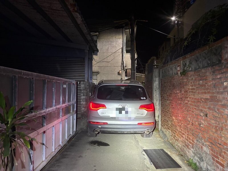 苗栗分局員警日前在市區執行巡邏勤務，發現1輛自小客車形跡可疑，準備上前盤查，對方竟加速逃逸但因路況不熟，卡在窄巷內，駕駛才棄車逃逸，警方事後從車內起獲毒品，目前已掌握特定對象正積極追緝中。（警方提供）中央社記者管瑞平傳真　114年11月10日