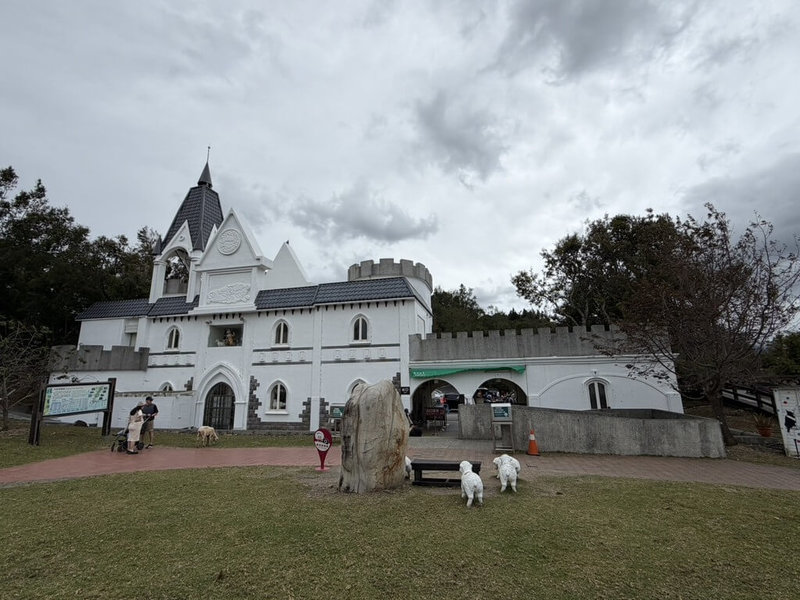 颱風鳳凰逼近台灣，清境農場10日公告，為維護遊客安全，國民賓館11日休館、清境農場11日下午2時起預警休園。圖為清境農場10日天氣現況。（清境農場提供）中央社記者蕭博陽傳真　114年11月10日