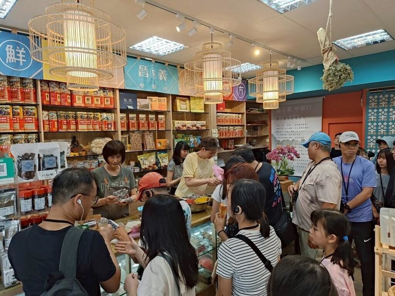 新北市2025「青年再創．老店新妝」計畫啟動，即日起至12月23日開放新莊廟街3年以上商家申請參與改造。圖為2024年度的示範店家「晉義參藥行」，許多年輕人至店家體驗天然草本漢方防蚊包製作。（新北市青年局提供）中央社記者曹亞沿傳真　114年11月10日