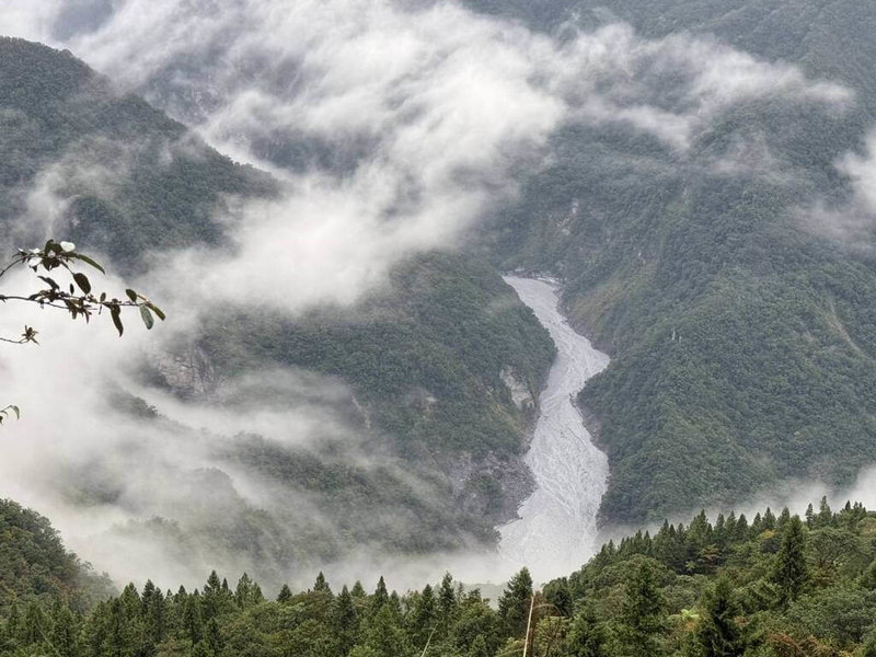 颱風鳳凰逼近，馬太鞍溪集水區未來24小時預估累積降雨量435.4毫米，已達紅色警戒標準，並已發布紅色警戒。圖為10日上午拍攝馬太鞍溪堰塞湖狀況。（林業及自然保育署花蓮分署提供）中央社記者李先鳳傳真　114年11月10日