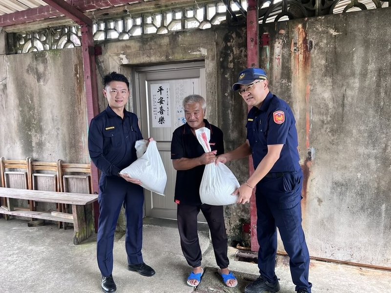 颱風鳳凰逼近，澎湖望安、七美等離島首當其衝，望安鄉公所10日緊急準備500個沙包，由望安分局長黃一航（左）等警消人員親送至各獨居家戶做防颱準備，減少災情發生。（澎湖望安分局提供）中央社  114年11月10日