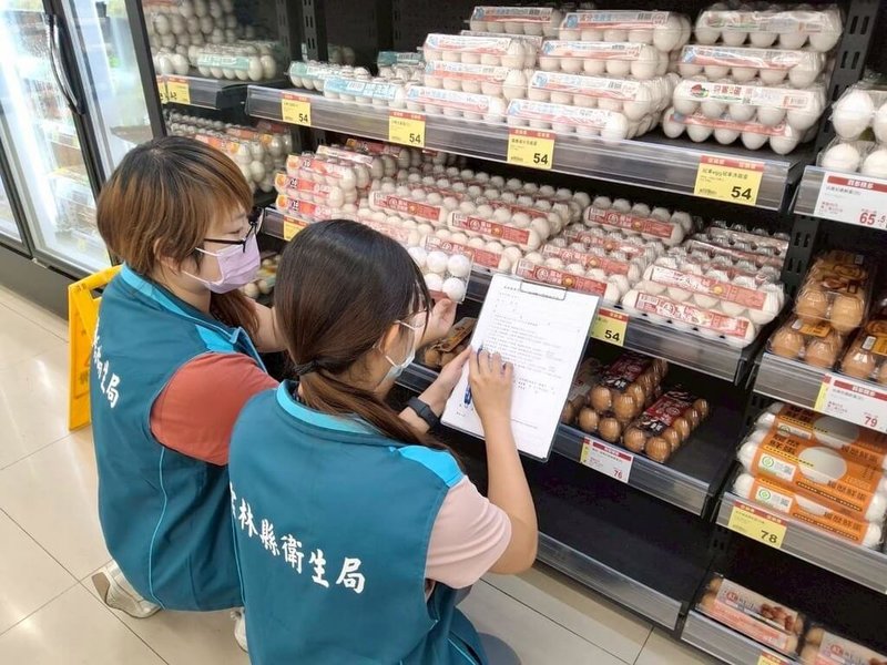 食藥署9日表示，市售雞蛋檢出農藥殘留芬普尼，15萬顆問題雞蛋流向雲林縣等縣市的全聯、楓康通路；雲林縣衛生局連2天前往38家販售點，確認是否確實全面下架。（雲林縣衛生局提供）中央社記者姜宜菁傳真　114年11月10日