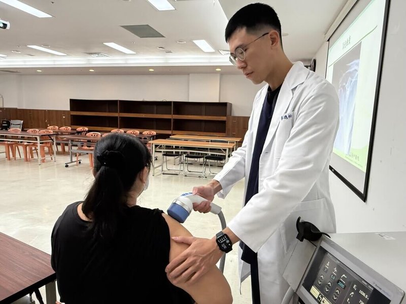 衛生福利部台中醫院10日舉辦記者會，復健科醫師蔡逸松（右）說明鈣化肌腱炎患者透過藥物、熱療與電療，加上體外震波治療3週後，症狀明顯改善。（台中醫院提供）中央社記者郝雪卿傳真  114年11月10日