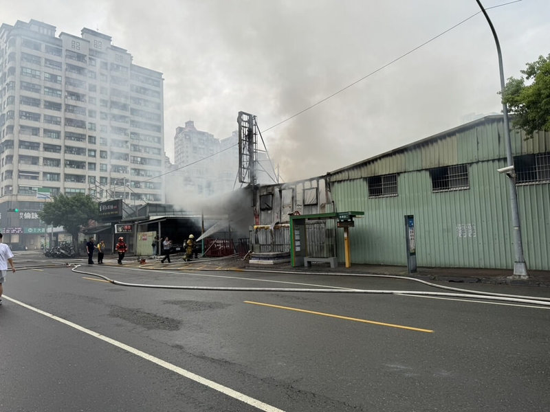 高雄市三民區寶珠里長陳榮增辦公室10日中午發生火警，現場冒出陣陣濃煙，經消防人員布水線撲滅火勢，燃燒面積約100平方公尺，所幸無人員受傷或受困。（高雄市政府消防局提供）中央社記者張已亷傳真　114年11月10日