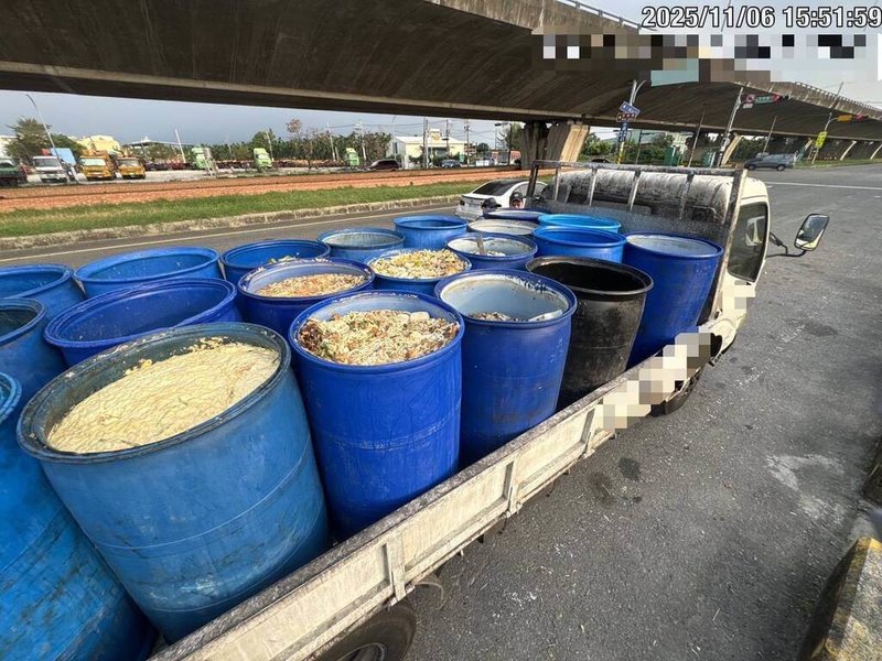為防堵非洲豬瘟，屏東縣已禁止外縣市廚餘進入縣內處理，卻仍陸續查獲7家業者夾帶闖關；環保局10日強調，違者將依法嚴處，將持續與動防所加強查核。（屏東縣環保局提供）中央社記者黃郁菁傳真　114年11月10日