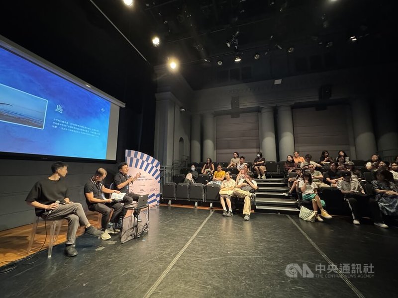 詩人羅智成9日下午出席在新加坡「藝術之家」(The Arts House)舉辦的講座,吸引書迷到場互動。中央社記者吳昇鴻新加坡攝 114年11月10日