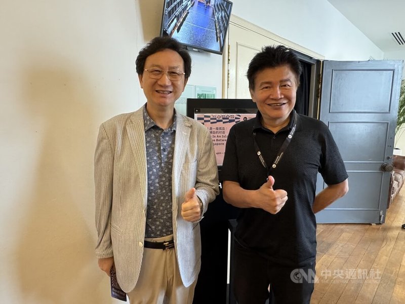 詩人羅智成(右)9日下午出席在新加坡「藝術之家」(The Arts House)舉辦的講座,駐新加坡代表童振源(左)到場交流。中央社記者吳昇鴻新加坡攝 114年11月10日