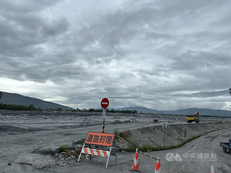 颱風鳳凰逼近，花蓮馬太鞍溪堰塞湖警戒值10日上午7時達紅色警戒；橫跨馬太鞍溪涵管便道，公路局已嚴密監看水情，加強巡查與現場警示布設，不排除啟動緊急封閉措施。中央社記者李先鳳攝　114年11月10日