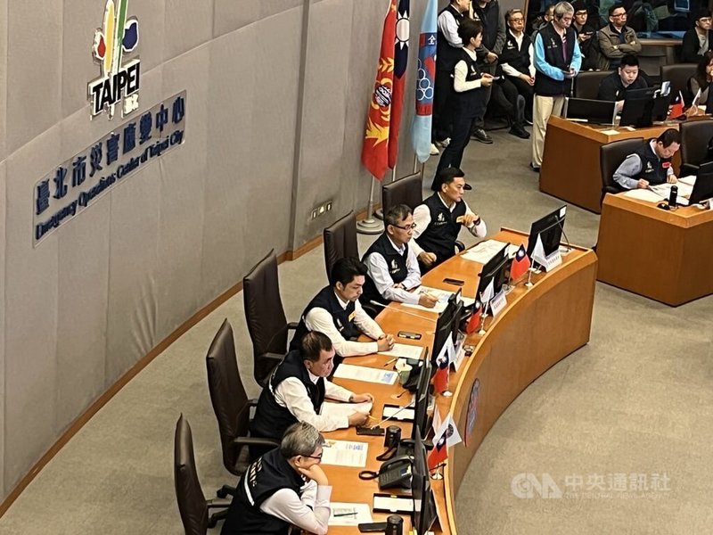 台北市災害應變中心10日召開颱風鳳凰整備會議，市長蔣萬安（左3）表示，颱風穿越呂宋島後的路徑、速度、角度仍不明，將加強防災、持續監視風雨，11日上班課與否，將會及早評估、儘早發布。中央社記者楊淑閔攝　114年11月10日