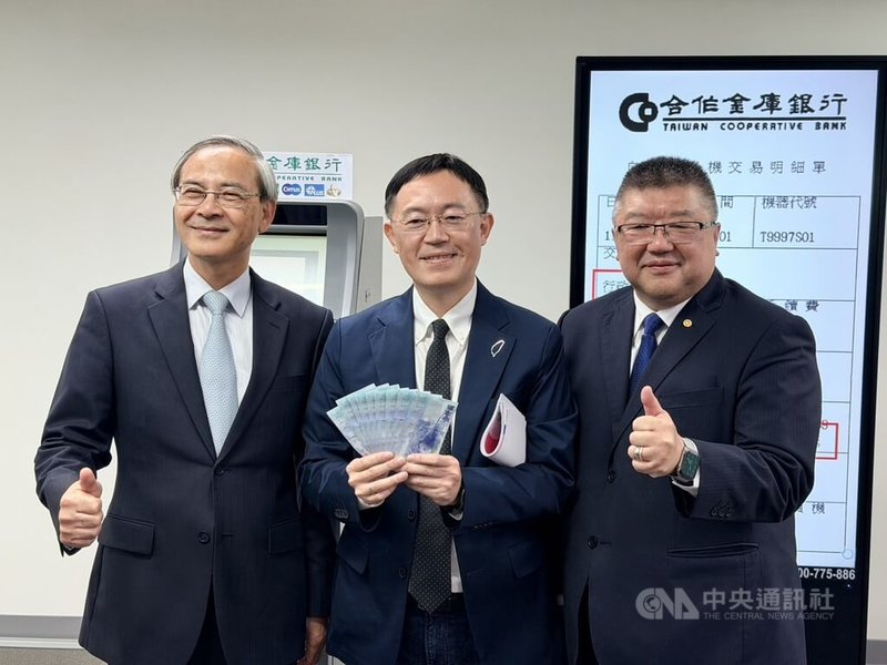 立法院財政委員會10日至合作金庫金控總部考察普發現金業務概況，圖為財政部次長阮清華（左）、財政委員會召委李坤城（中）、合作金庫金控董事長林衍茂（右）。中央社記者呂晏慈攝　114年11月10日