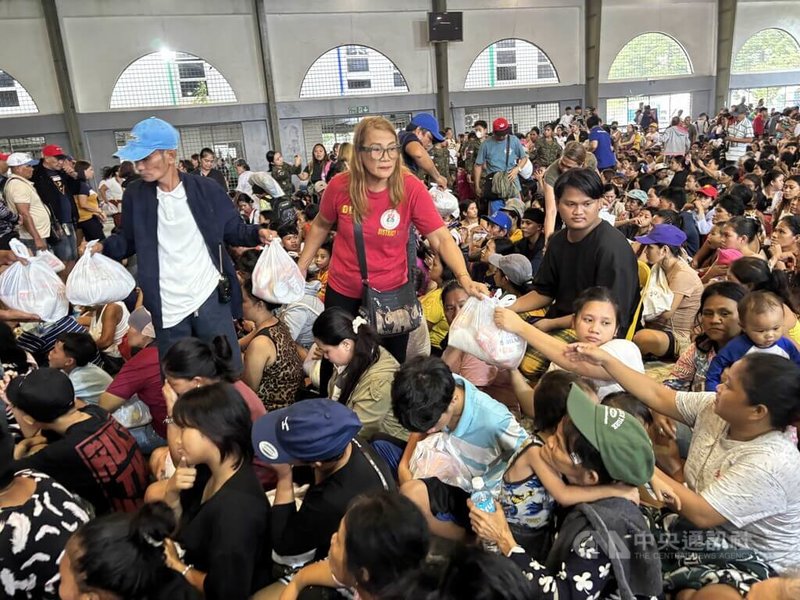 颱風「鳳凰」重創菲律賓北部的呂宋島。大馬尼拉地區也傳出災情。圖為馬尼拉市政府社會福利人員10日在臨時避難中心分發賑濟物資。中央社記者林行健馬尼拉攝 114年11月10日