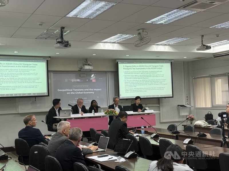 泰國朱拉隆功大學經濟學院和東協研究中心（ASEAN Studies Center）、德國艾伯特基金會（Friedrich Ebert Foundation）等機構今天舉行「地緣政治緊張局勢及其對全球的影響」國際研討會。中央社記者李宗憲曼谷攝　114年11月10日