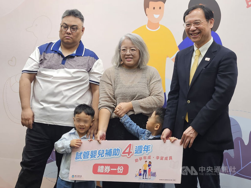 不孕症試管嬰兒補助4週年記者會10日舉行，許小姐（後中）結婚5年未能懷孕，決定接受試管嬰兒療程，正逢補助2.0方案啟動，順利申請補助並於1次療程後成功產下雙胞胎，衛福部長石崇良（後右）頒贈禮券。中央社記者陳婕翎攝　114年11月10日