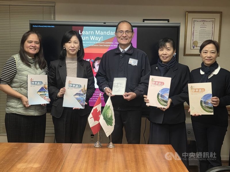 慈濟加拿大人文學校的溫哥華校區和北多倫多校區將成立台灣華語文中心，慈濟加拿大分會執行長苗萬輝（中）說，已經很多人搶先報名，慈濟也將創建親子共學的中文環境。中央社記者程愛芬溫哥華攝　114年11月10日