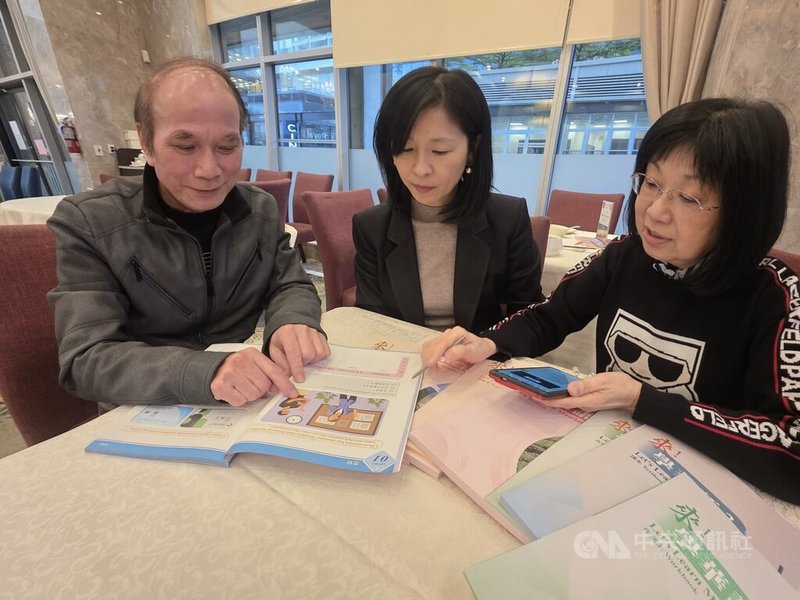 溫哥華聯合中文學校是數位化中文教學的模範學校,校長賴飛鐘(左)和執行長王妙如(右)向溫哥華僑務組長郭淑貞(中)說明如何將華語文中心的課程AI化。中央社記者程愛芬溫哥華攝 114年11月10日