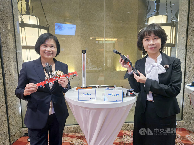 貝爾威勒董事長徐瑞瑛（左）表示，AI風潮帶動大電流、高速傳輸連接器需求增加，貝爾威勒已切入國際AI伺服器供應鏈，目前伺服器相關產品占營收比重達6至7成。中央社記者曾仁凱攝　114年11月10日