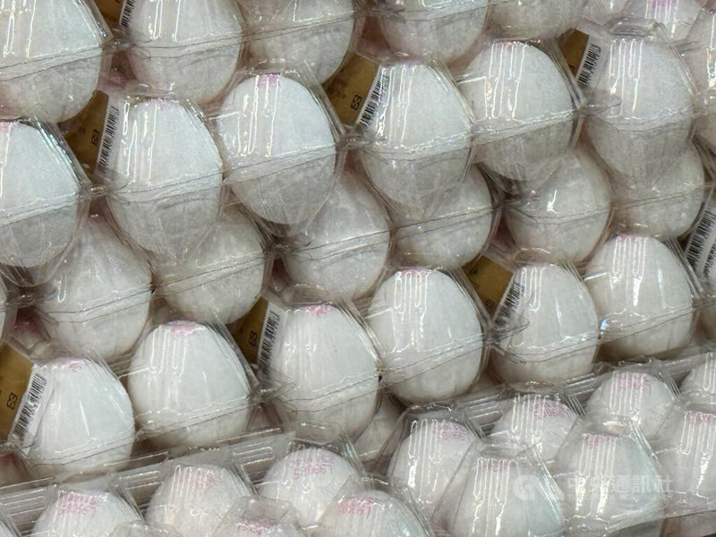 食藥署10日公布，彰化縣衛生局驗出一批洗選包裝雞蛋農藥芬普尼殘留量超標，約15萬顆流向9縣市。目前問題畜牧場所有產品一律禁止上市，已流入市場的雞蛋全面預防性下架，全數化驗。圖為超商架上的洗選蛋。中央社記者王飛華攝　114年11月10日