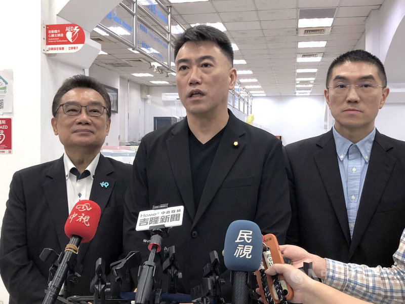 民眾黨立委林國成（左）、國民黨立委林沛祥（中）等10日前往基隆考察交通建設，會後與市長謝國樑（右）在市府大廳接受媒體聯訪。中央社記者王朝鈺攝　114年11月10日