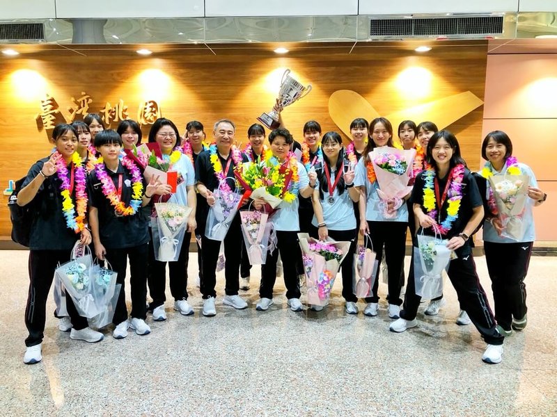 台灣在U16亞洲女子排球錦標賽拿下亞軍，球員及教練們10日下午搭機返抵國門，家長遠從台中等地到桃園國際機場，還特別準備花圈接機。中央社記者吳睿騏桃園機場攝　114年11月10日