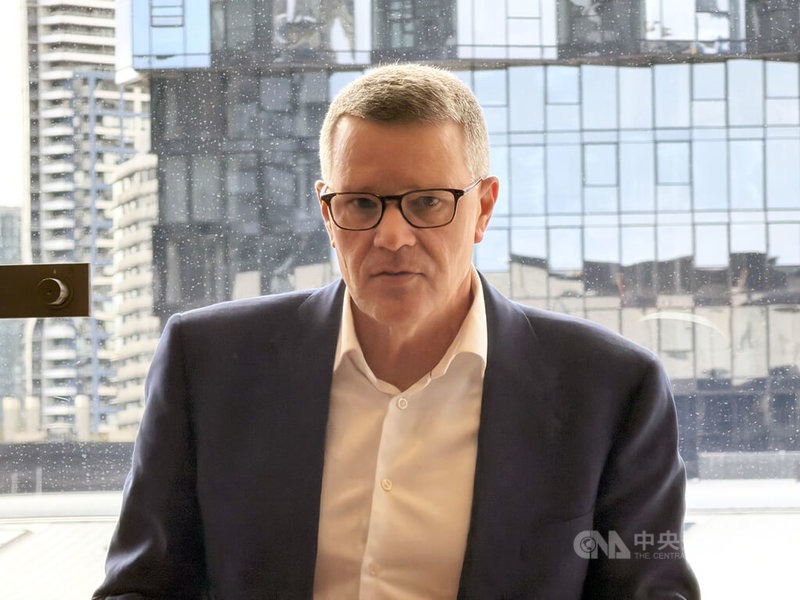 網通大廠思科（Cisco）10日在澳洲墨爾本舉辦Cisco Live亞太區年度大會，思科全球資深副總裁暨創新長狄德瑞奇（圖）表示，人工智慧（AI）正被迅速嵌入所有事物，很快就會像網際網路一樣變得無形且無所不在。中央社記者吳家豪墨爾本攝　114年11月10日