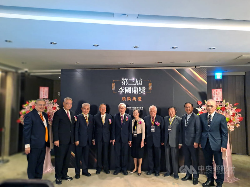 第3屆李國鼎獎10日舉行頒獎典禮，兩位重量級的獲獎人分別為宏碁集團創辦人及智榮基金會董事長施振榮（左4）、國立清華大學科技管理學院榮譽講座教授兼院務顧問史欽泰（左5）；左2為李國鼎科技發展基金會董事長王伯元。中央社記者潘智義攝　114年11月10日