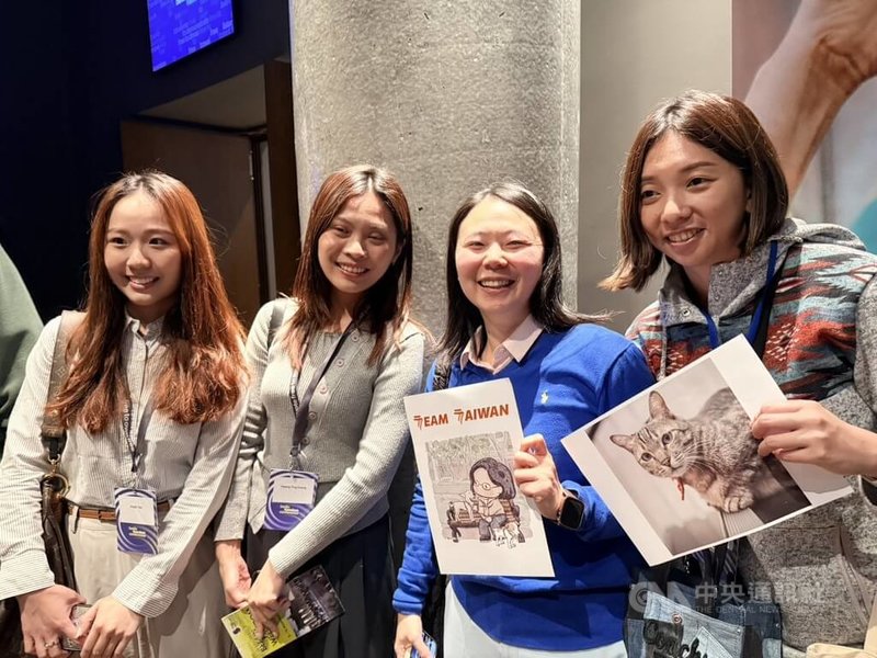 前總統蔡英文10日在柏林自由會議發表公開演說，許多台灣僑民與留學生特地報名「柏林自由週」，到場聽蔡英文演說，表達支持。中央社記者林尚縈柏林攝　114年11月10日