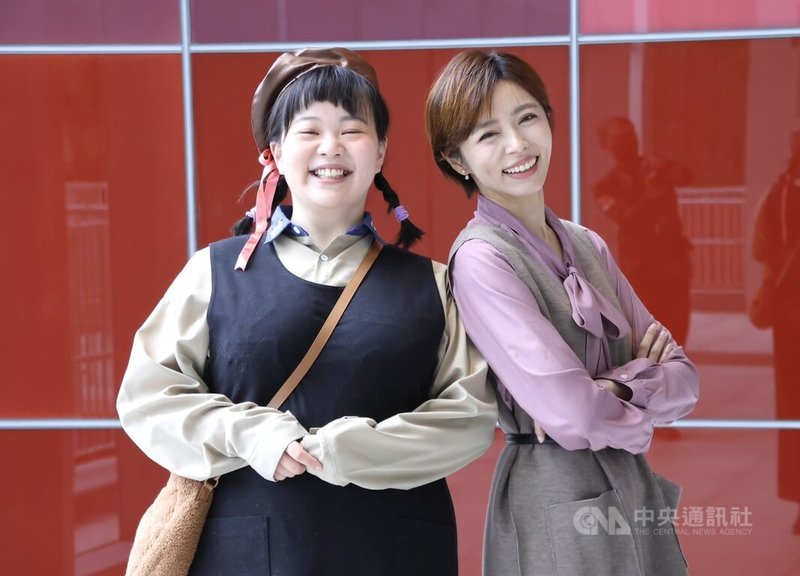 演員王瞳（右）、宮美樂（左）10日到林口「國家檔案館」搶先體驗，揭開國家檔案的神祕面紗，王瞳表示，「最近拍戲壓力很大，很開心能來到國家檔案館，透過展覽來refresh自己」。中央社記者洪素津攝　114年11月10日