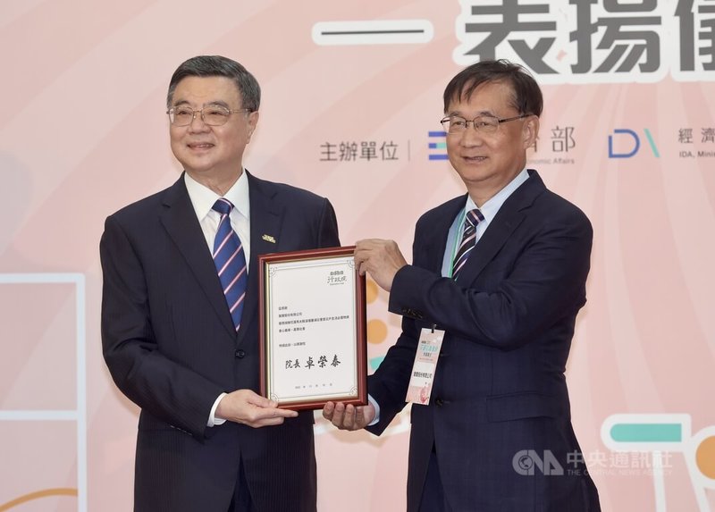 行政院長卓榮泰（左）10日下午在台北出席「花蓮災後復原表揚儀式」，親自頒發感謝狀給在花蓮災後提供協助的企業代表。中央社記者張皓安攝　114年11月10日