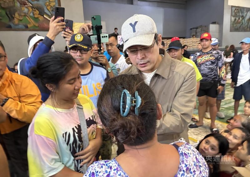 颱風「鳳凰」重創菲律賓北部的呂宋島。大馬尼拉地區也傳出災情。圖為市長杜馬戈索10日到其中一座臨時避難中心探視災民。中央社記者林行健馬尼拉攝 114年11月10日