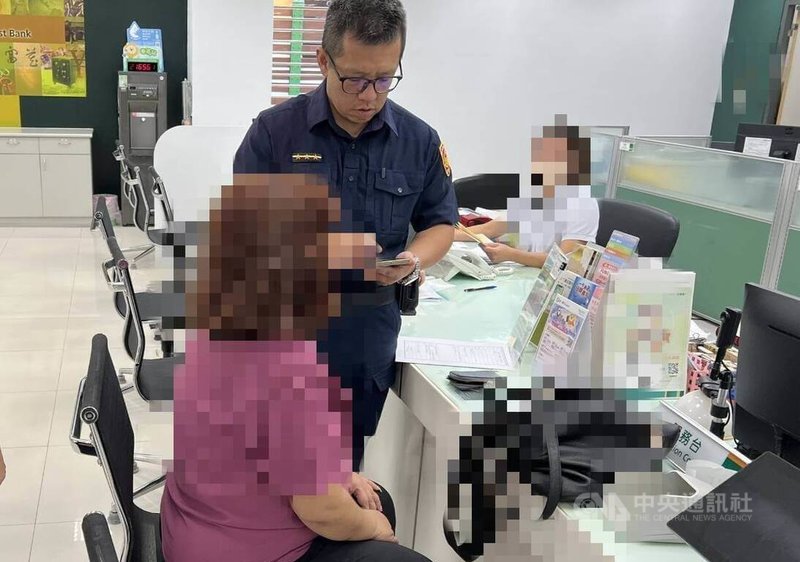 台中王姓女子在網路認識男網友，雙方談網戀後，對方稱認識精品店老闆，鼓吹「低買高出」進口精品投資；她6日到銀行要匯款，行員發現有異，通報警方到場，員警舉出類似案例勸導，成功阻詐。（翻攝照片）中央社記者蘇木春傳真　114年11月10日
