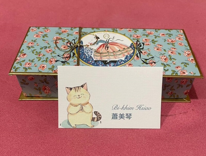 民眾黨立委陳昭姿10日收到副總統蕭美琴親筆道謝卡片，陳昭姿表示，若她沒以立委身分擔任IPAC台灣共同主席，就不可能有這次歐洲議會的演講。圖為蕭副總統贈送的巧克力。（陳昭姿臉書）中央社記者陳俊華傳真　114年11月10日