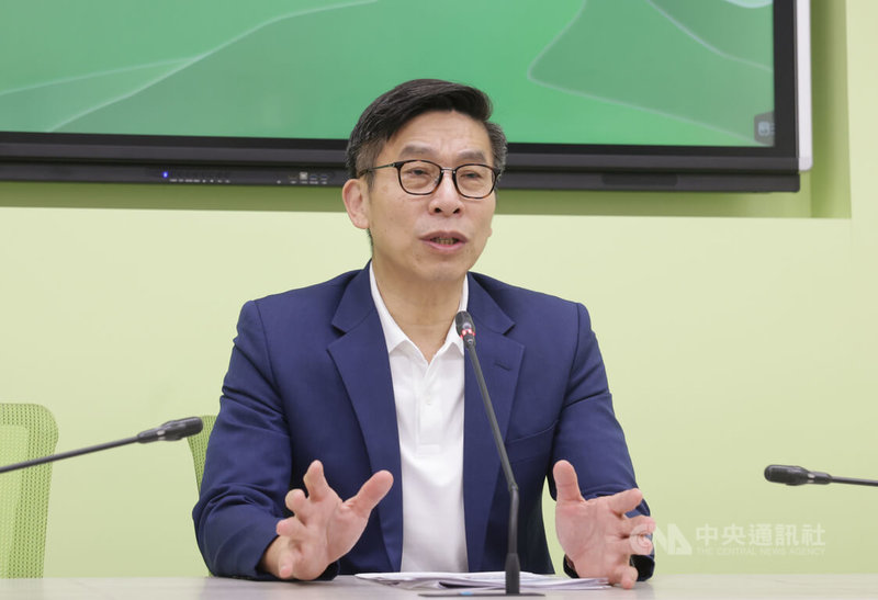 中國駐大阪總領事薛劍就日本首相高市早苗關於台灣有事的答詢，在X發文「那種骯髒的頭就應該毫不猶豫斬掉」。民進黨立法院黨團10日舉行輿情回應記者會，幹事長鍾佳濱（圖）受訪表示，對於這種不合外交及法律的行為，中國外交官該如何處置，看來「北京要去東京交代一下」。中央社記者裴禛攝　114年11月10日