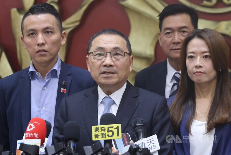 颱風鳳凰逼近，新北市長侯友宜（前中）10日表示，將跟北基桃詳加討論確定11日是否上班課，並儘早宣布。中央社記者王鴻國攝　114年11月10日